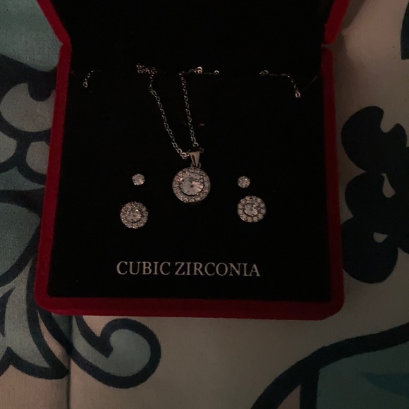 Brand new chain and ear rings set - Picture 2 of 3